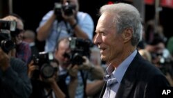 En el comercial Clint Eastwood insta a votar por Mitt Romney porque "el futuro del país está en juego".
