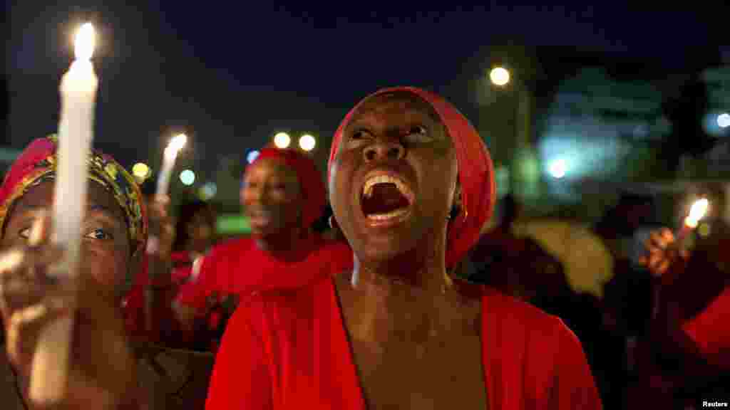Mutane sun yi Adua rike da kyandir a Abuja lokacin gangamin Adua da kuma kira da a sako ‘yan makaranta mata da aka sace a kauyen Chibok 15, ga Mayu 2014.