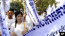 លោក​សុរិយា ស៊ូប៊ែឌី​​អ្នក​រាយការណ៍​ពិសេស​អង្គការ​សហ​ប្រជាជាតិ​បាន​លើក​ឡើង​ថា​តុលាការ​ខ្មែរ​មិន​មាន​ឯករាជ្យ​យុត្តិធម៌​ហើយ​ទទួល​រងសម្ពាធ​ពី​អ្នកមាន​អំណាច។ 