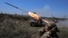 Un soldado ucraniano dispara un pequeño misil contra las tropas rusas cerca de una línea del frente de la región de Zaporiyia el 19 de agosto de 2023.