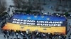 Активисты разворачивают большой баннер в поддержку Украины перед зданием Европейского совета в Брюсселе, Бельгия, в среду, 5 марта 2025 года