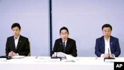 기시다 후미오(가운데) 일본 총리가 22일 도쿄 시내 관저에서 각의를 주재하고 있다. 