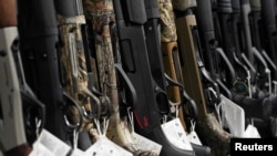 Senapan berburu dipajang di Firearms Unknown, toko senjata di Oceanside, California, AS, 12 April 2021. (Foto: REUTERS/Bing Guan)