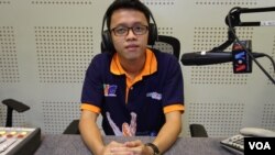 Kong Divin, the 2nd place winner of Microsoft World Championship 2015 in Texas, gives an interview at VOA Khmer Studio, Phnom Penh, August 20, 2015. (Nov Povleakhena /VOA Khmer)