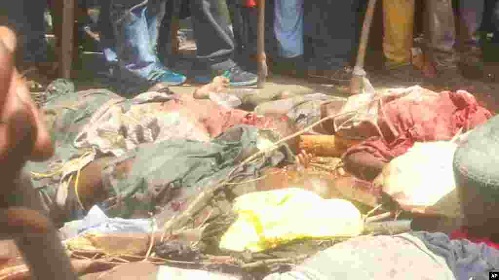 Mutane sunyi dafifi kewaye da inda boma-boman ya tashi a Maiduguri a ranar 14 ga watan Maris 2014.