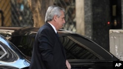El presidente argentino, Alberto Fernández, llega a la residencia de la vicepresidenta Cristina Fernández después de un intento de atentado, el 2 de septiembre de 2022. 