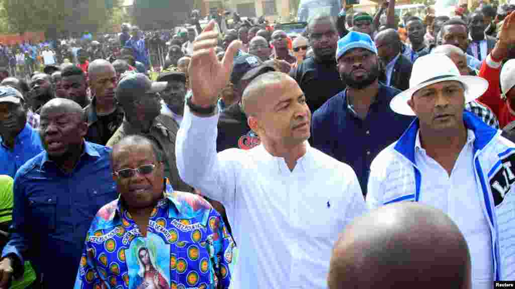 Accompagné des milliers de ses partisans, Moïse Katumbi, candidat de l'opposition à la présidentielle, se dirige vers le Parquet général de la République à Lubumbashi, 9 mai 2016.