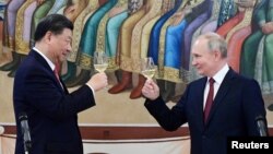 俄羅斯總統普京與中國國家主席習近平在克里姆林宮的招待會上舉杯致意。: (2023年3月21日)