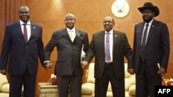 Le président sud-soudanais Salva Kiir et son rival Riek Machar avec le président ougandais Yoweri Museveni et le président soudanais Omar al-Bashir à Khartoum, le 25 juin 2018.