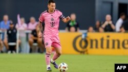 El delantero argentino de Inter Miami, Lionel Messi, con el número 10, corre con el balón durante el partido de la temporada regular de la Major League Soccer (MLS) entre Inter Miami CF y St. Louis City SC en el Chase Stadium en Fort Lauderdale, Florida, el 1 de junio de 2024.