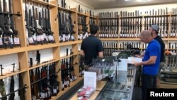 Senjata api dan aksesoris dipajang di toko senjata Gun City di Christchurch, Selandia Baru, 19 Maret 2019. Selandia Baru memperketat undang-undang senjatanya setelah penembakan massal di dua masjid di Christchurch.