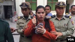 សមត្ថកិច្ច​បណ្តើរ​អ្នកស្រី ទេព វន្នី សកម្មជន​ដី​ធ្លី​ពី​តំបន់​បឹង​កក់​ដែល​កំពុង​ជាប់​ឃុំ​ពី​បទ​ហិង្សា​ដោយ​ចេតនា​មាន​ស្ថាន​ទម្ងន់​ទោស ក្រោយ​បញ្ចប់​សវនាការ​ នៅ​រាជធានី​ភ្នំពេញ កាលពី​ថ្ងៃទី​១៧ ខែ​វិច្ឆិកា ឆ្នាំ​២០១៦។ (កាន់ វិច្ឆិកា/VOA)