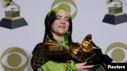 62ª edición de los Premios Grammy. Los Ángeles, California, 26/1/20. Billie Eilish posa detrás del escenario con sus premios incluyendo canción del año por "Bad Guy".