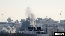 Sebuah misil jatuh sementara asap membubung dalam serangan udara yang dilancarkan Israel terhadap Kota Gaza, 5 Mei 2019. 