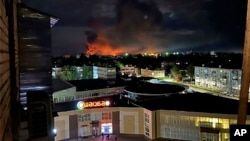 Imagen tomada de las redes sociales y distribuida por Ostorozhno Novosti muestra una columna de humo y un enorme incendio en la ciudad rusa de Pskov el 29 de agosto de 2023.