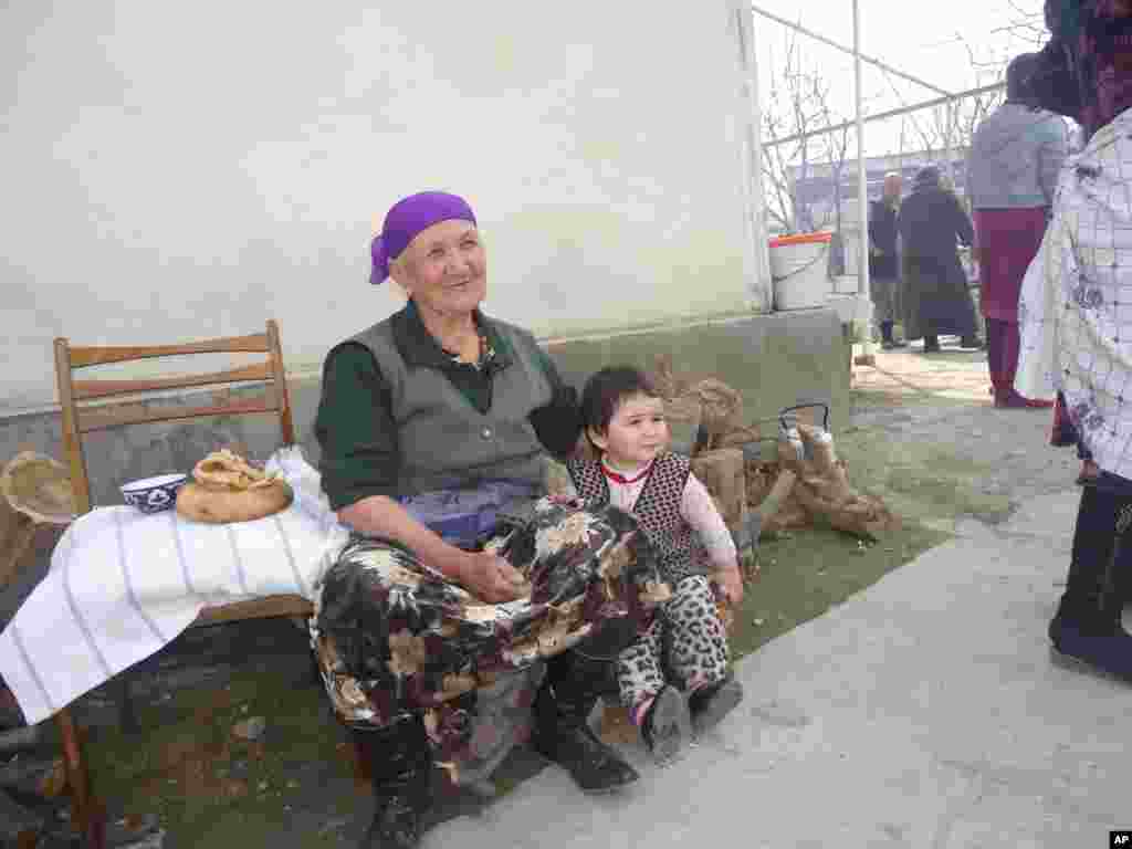 76 yashar Sapila ona Dadajonova o’smirligidan boshlab sumalak tayyorlaydi. O’z mahoratini yangi avlodga o’rgatib keladi.