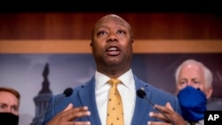 El senador Tim Scott, republicano por Carolina del Sur, acompañado por senadores republicanos, habla en una conferencia de prensa para anunciar un proyecto de reforma de la policía republicana en Washington D.C. 17 de junio de 2020.