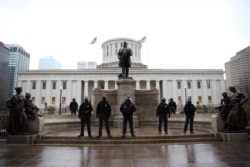Agentes del orden custodian el Capitolio de Ohio, mientras partidarios del presidente de Donald Trump protestan contra la elección del presidente electo Joe Biden, en el estado de Ohio, EE.UU., el 17 de enero de 2021.