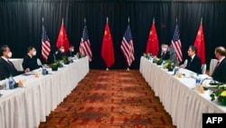 Menlu AS Antony Blinken (dua dari kanan), dan Menlu China Wang Yi (kiri), memimpin delegasi AS-China dalam pembicaraan bilateral di Anchorage, Alaska, 18 Maret 2021.