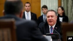 El secretario de Estado de EE.UU., Mike Pompeo (der.) habla con el ministro de RR.EE. ruso Sergey Lavrov (de espaldas a la cámara) en el balneario ruso de Sochi, en el Mar Negro, el martes 14 de mayo de 2013. Es el primer viaje de Pompeo a Rusia como secretario de Estado.