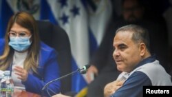 El expresidente de El Salvador, Elías Antonio Saca, habla durante una audiencia en una comisión del Congreso que investiga la corrupción en gobiernos pasados en San Salvador, el 21 de julio de 2021.