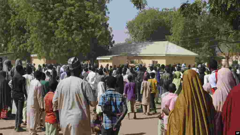 La population se rassemble à l'extérieur de l'hôpital général où les filles kidnappées par Boko Haram sont soignées, Dapchi, au Nigeria, le 21 mars 2018.