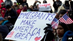 Los que apoyan las nuevas directrices del presidente Trump argumentan que los inmigrantes vienen a EE.UU. a quitar trabajo a los ciudadanos y a los residentes legales.