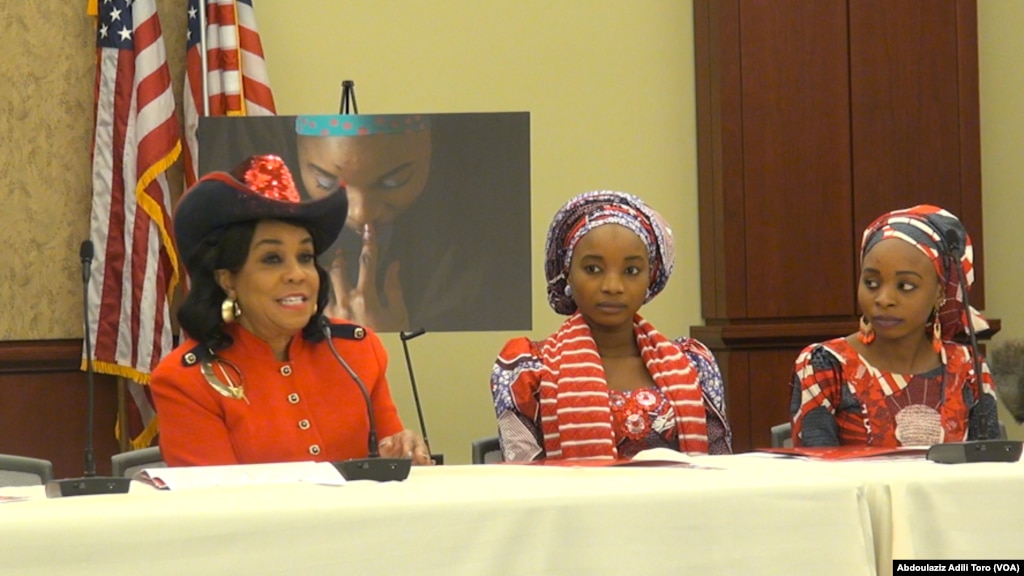 Wasu 'yan mata biyu da suka kubuta daga hannayen 'yan Boko Haram a majalisar Amurka tare da 'yar majalisa Frederica Wilson, Maris 7 shekarar 2018 
