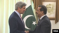 El senador John Kerry se reune con el primer ministro Gilani de Pakistán.