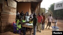 Des électeurs se font inscrire pour voter le 18 mars 2012 en Guinée-Bissau