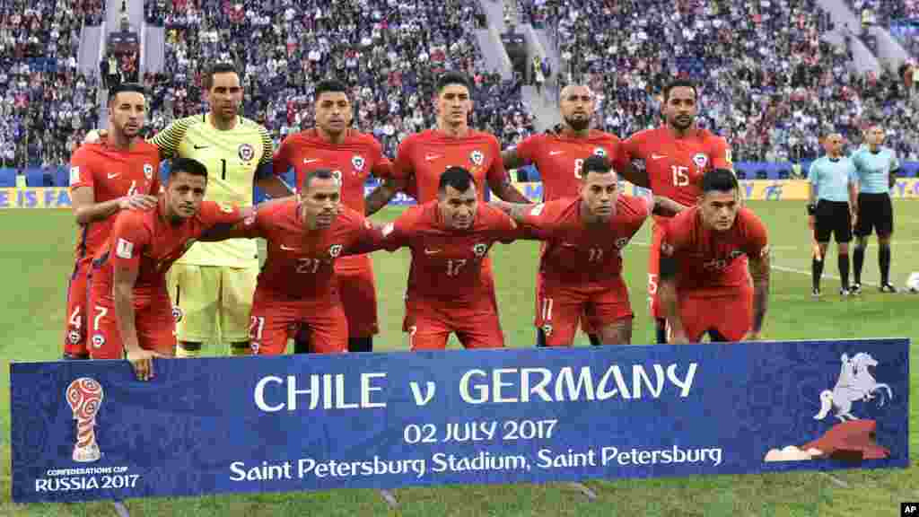 'Yan wassan kwallo kafa na kasar Chile kafin a fara wasan karshe a babban fili na wasanni dake garin Saint Petersbourg dake Rasha a ranar Lahadi 2 ga watan Yuni shekarar 2017.