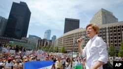 La senadora Elizabeth Warren, demócrata por Massachusetts, habla a manifestantes de una protesta contra la separación de familias migrantes, el sábado 30 de junio de 2018, en Washington D.C. La senadora Warren y otros 9 legisladores han pedido al gobierno una lista de todos los niños migrantes separados de sus padres en la frontera con México.