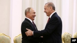 از راست به چپ، رجب طیب اردوغان،رییس جمهور ترکیه، و ولادیمیر پوتین، رییس جمهور روسیه (تصویر از آرشیف صدای امریکا)