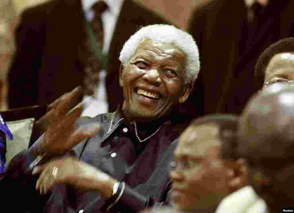 L'ancien président Nelson Mandela de l'Afrique du Sud fait un geste à l'inauguration de la galerie du parlement au Cap, le 11 Février 2010.