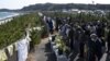 Les gens observent une minute de silence au japon, face à la mer à Hisanohama, préfecture de Fukushima le 11 mars 2021, marquant le 10e anniversaire du séisme de magnitude 9,0 qui a déclenché un tsunami et catastrophe nucléaire. (Photo de CHARLY TRIBALLEAU / AFP)