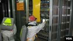 Para pekerja TEPCO memeriksa kondisi di reaktor nuklir No. 1 di PLTN Fukushima (12/5).