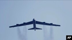 Un B-52 Statofortress de l'armée de l'air américaine effectue un survol du Capital One Field avant un match de football universitaire de la NCAA entre le Maryland et le Michigan, le samedi 2 novembre 2019, à College Park, au Maryland.