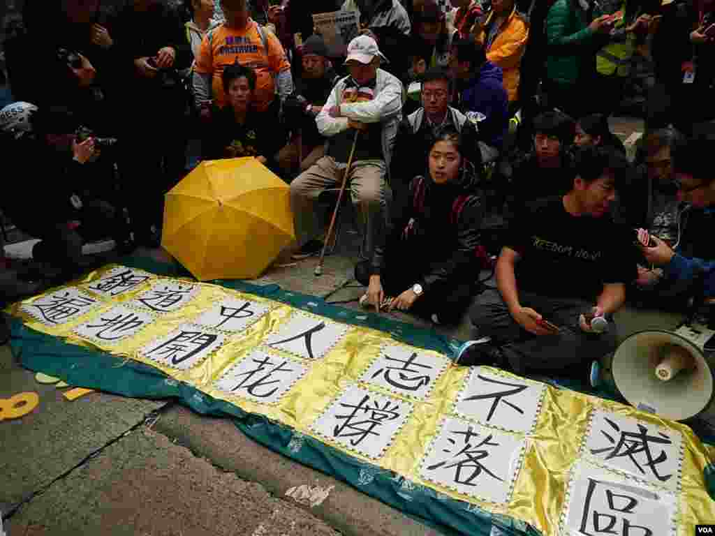 17位示威者在銅鑼灣佔領區靜坐等候警方拘捕,完成公民抗命