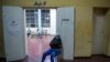 Una trabajadora electoral se sienta mientras espera que los votantes lleguen a un centro electoral en Caracas, el 6 de diciembre de 2020 durante las elecciones legislativas de Venezuela.