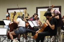 Parte de Miami Youth Orchestra, en un ensayo el 9 de julio de 2021 en Miami, Florida, EE. UU. Foto: Luis Felipe Rojas, VOA.