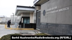 На фото: посольство США у Києві, 2019-й рік