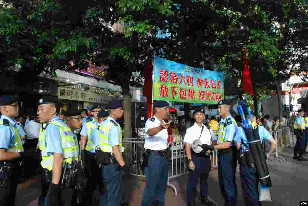親北京團體愛港之聲今年首次在支聯會維園燭光集會場地附近擺設街站,大批警員駐守,避免雙方支持者衝突