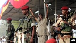 Le président Idriss Deby du Tchad, main levée lors du manifestation à N'Djamena