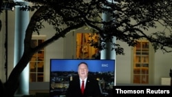 La intervención en la Convención Republicana desde Jerusalén del secretario de Exteriores de EE.UU., Mike Pompeo, vista a través de una pantalla instalada en los jardines de la Casa Blanca.