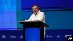 ARCHIVO - El presidente de Colombia, Gustavo Petro, pronuncia un discurso en la ceremonia inaugural de la COP16, una conferencia de las Naciones Unidas sobre biodiversidad, en Cali, Colombia, el 20 de octubre de 2024.