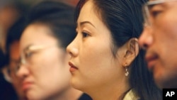 지난 2005년 5월 한국 서울에서 열린 탈북민 취업 박람회에서 탈북민들이 취업을 위한 설명을 듣고 있다. (자료사진)