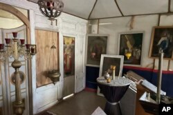 Ikone i drugi religiozni artefakti u crkvi Svetog Nikole i Eklutni na Aljasci.