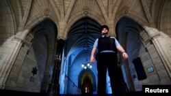 Petugas keamanan berpatroli di aula dekat pintu masuk perpustakaan gedung parlemen di Kanada, Ottawa (23/10). (Reuters/Chris Wattie)