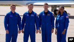 Экипаж Crew-8 (слева направо): космонавт Александр Гребенкин, пилот Майкл Барратт, командир Мэттью Доминик и специалист миссии Жанетт Эпп на мысе Канаверал, Флорида, 25 февраля 2024 года