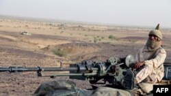 Un combattant touareg de la coordination des mouvements de l'Azawad (CMA) monte la garde sur une camionnette avec une mitrailleuse près de Kidal, au nord du Mali, 28 septembre 2016.